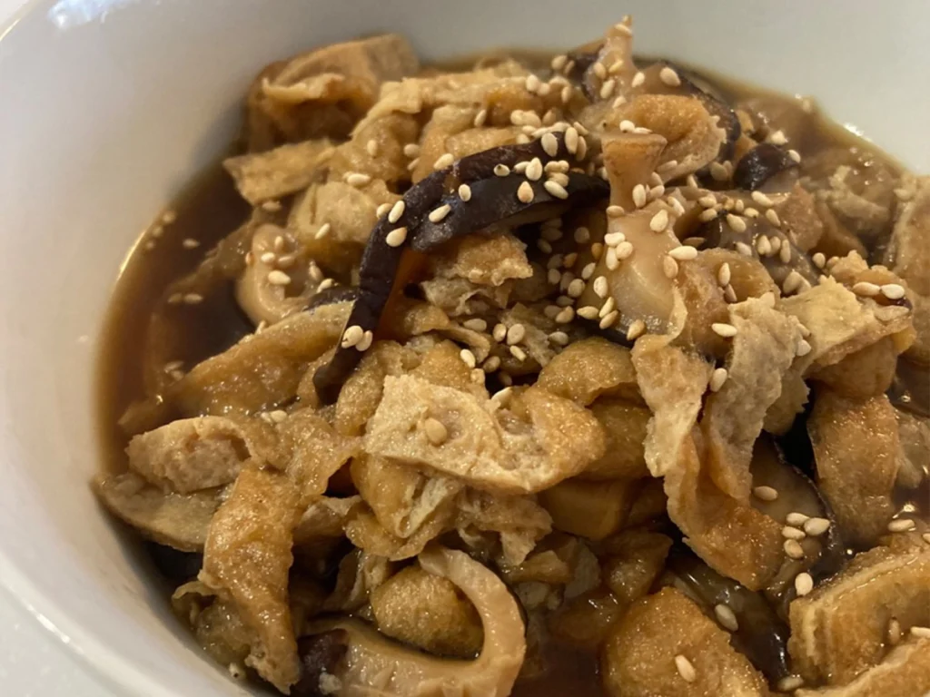 うどん、そば、ごはんのお供に！簡単しいたけと油揚げの甘煮