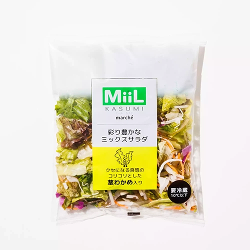 コリコリ食感の茎わかめが入ったサラダ